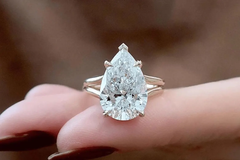 Pear Cut Solitaire Moissanite Engagement Ring – Split Shank Gold Ring