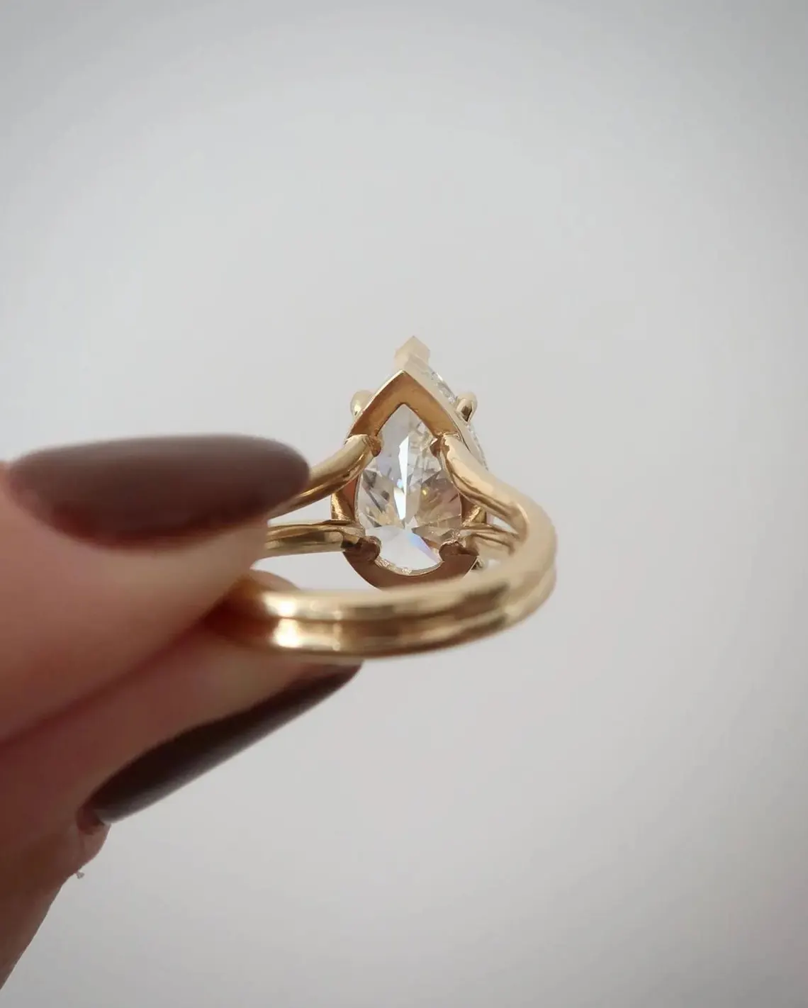 Pear Cut Solitaire Moissanite Engagement Ring – Split Shank Gold Ring